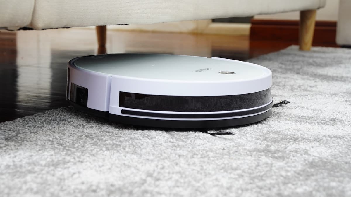 Robot Vacuum vs Regular Vacuum: Which Should You Buy in India? (2026)